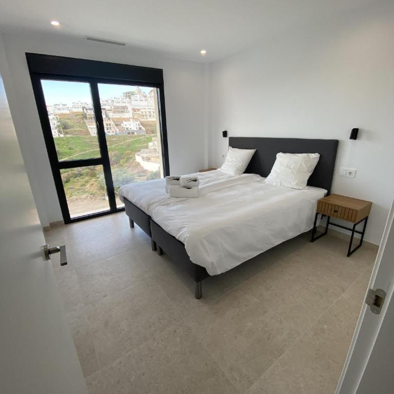Modern House with Private Pool and Hot Tub - access to gym, sauna & wellness centre - Three-Bedroom House - 8