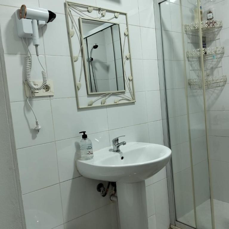 Alojamiento de habitaciones Zaidín - Standard Double Room with Shared Bathroom - 3