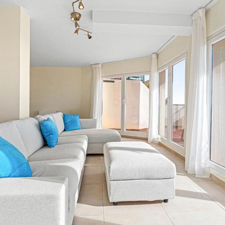 Spacious 2 bed penthouse apartment, sea views - Apartamento con vistas al mar - 8