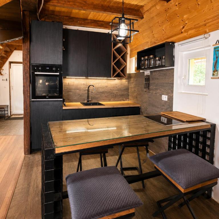 Stay Wild - One-Bedroom Chalet - 18