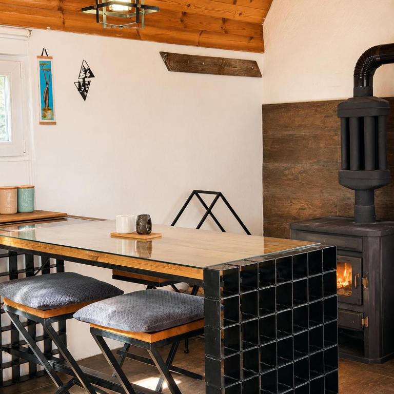 Stay Wild - One-Bedroom Chalet - 14