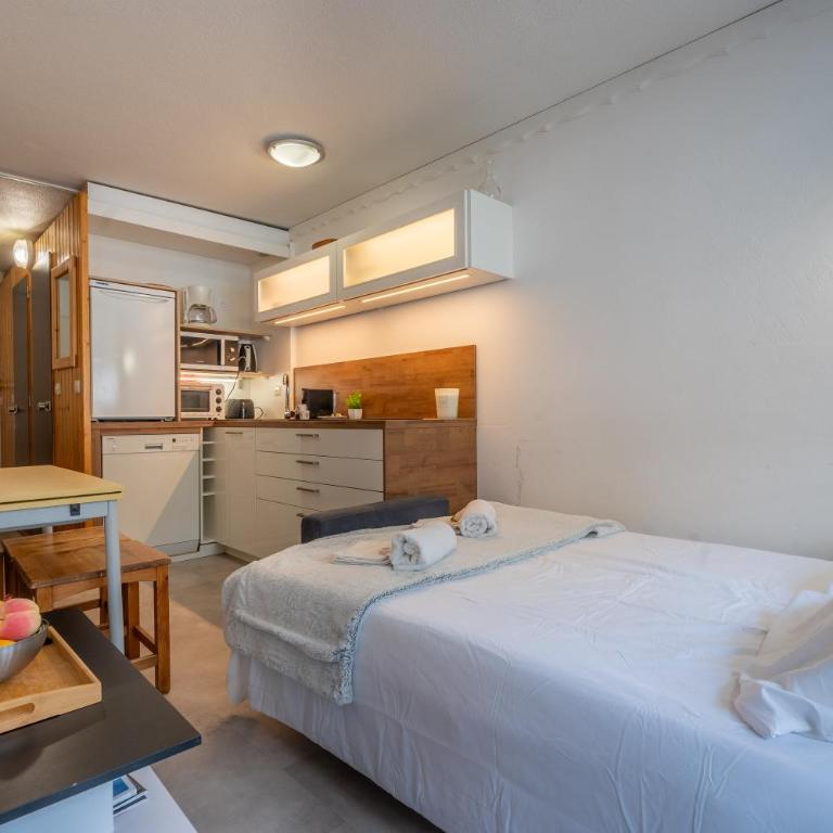 Spacious Slope front Ski-In and ski Out - Apartment - 13