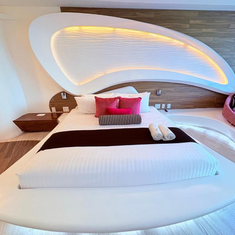 Oceanfront King Suite with Stunning Ocean View - Deluxe King Studio - 5
