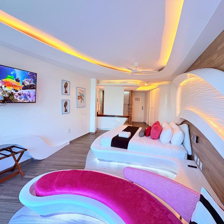 Oceanfront King Suite with Stunning Ocean View - Deluxe King Studio - 7
