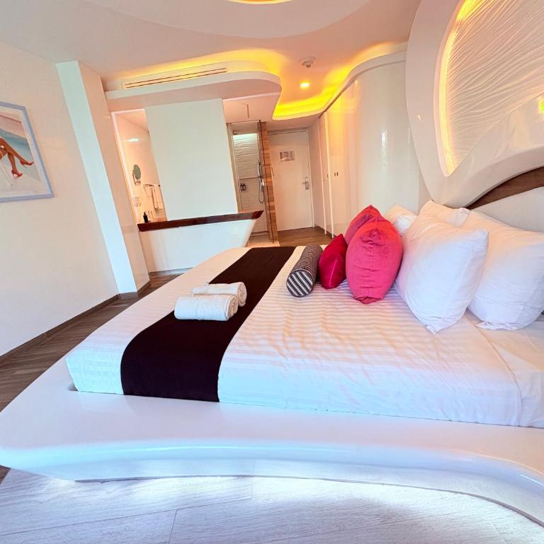 Oceanfront King Suite with Stunning Ocean View - Deluxe King Studio - 9