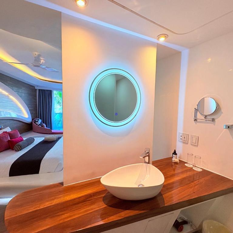 Oceanfront King Suite with Stunning Ocean View - Deluxe King Studio - 10