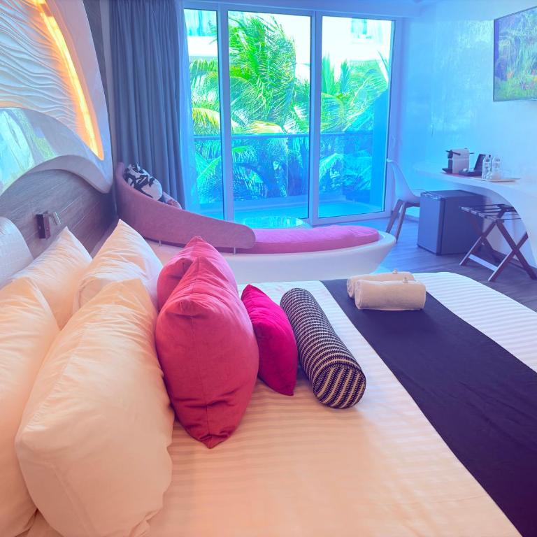 Oceanfront King Suite with Stunning Ocean View - Deluxe King Studio - 16