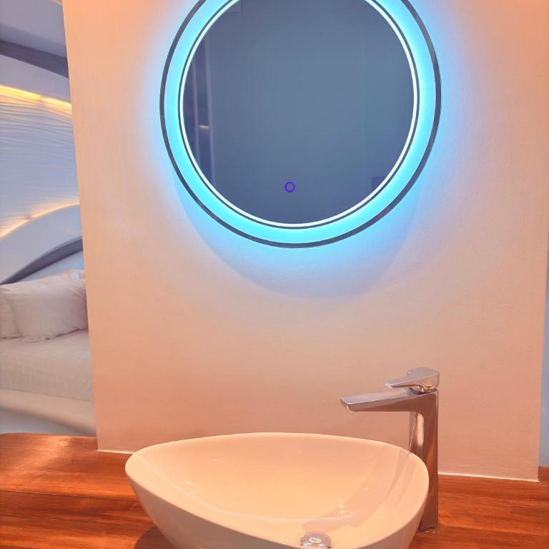 Oceanfront King Suite with Stunning Ocean View - Deluxe King Studio - 27
