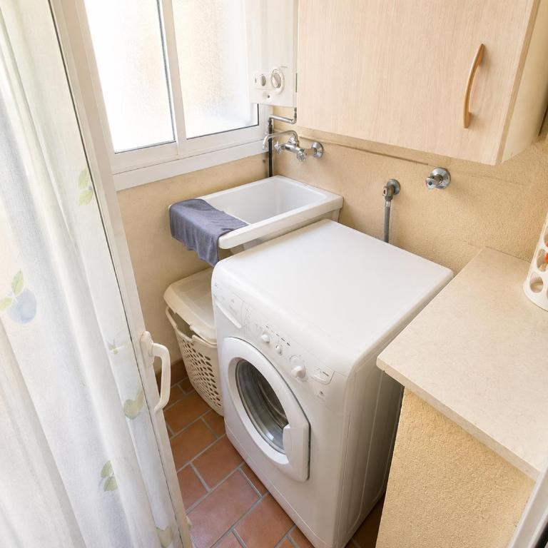 Cozy Apartment Near Malaga Center - Calle Hermes - Three-Bedroom Apartment - 12