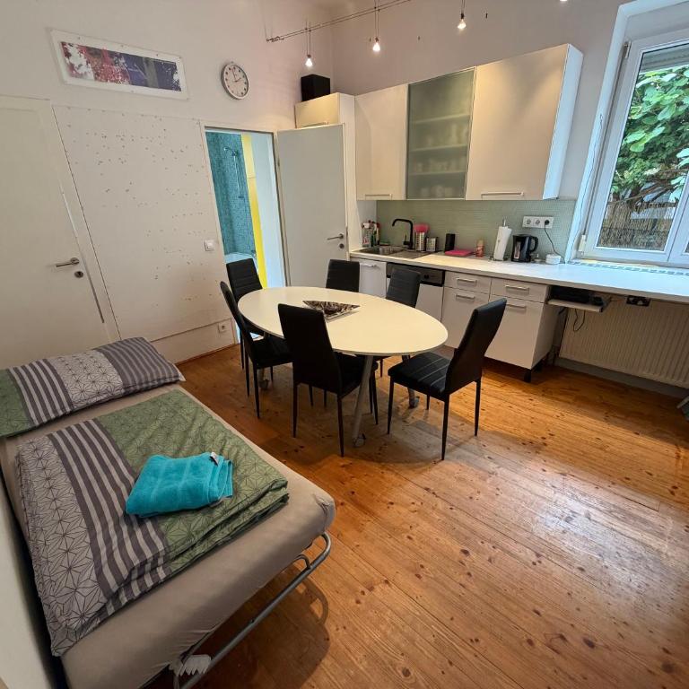 Großzügige Altbau-Wohnung mit Loggia & Grünblick - Apartment mit 4 Schlafzimmern - 20