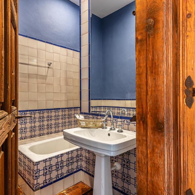 Queens hotel Toledo - Habitación Cuádruple con baño privado - 3