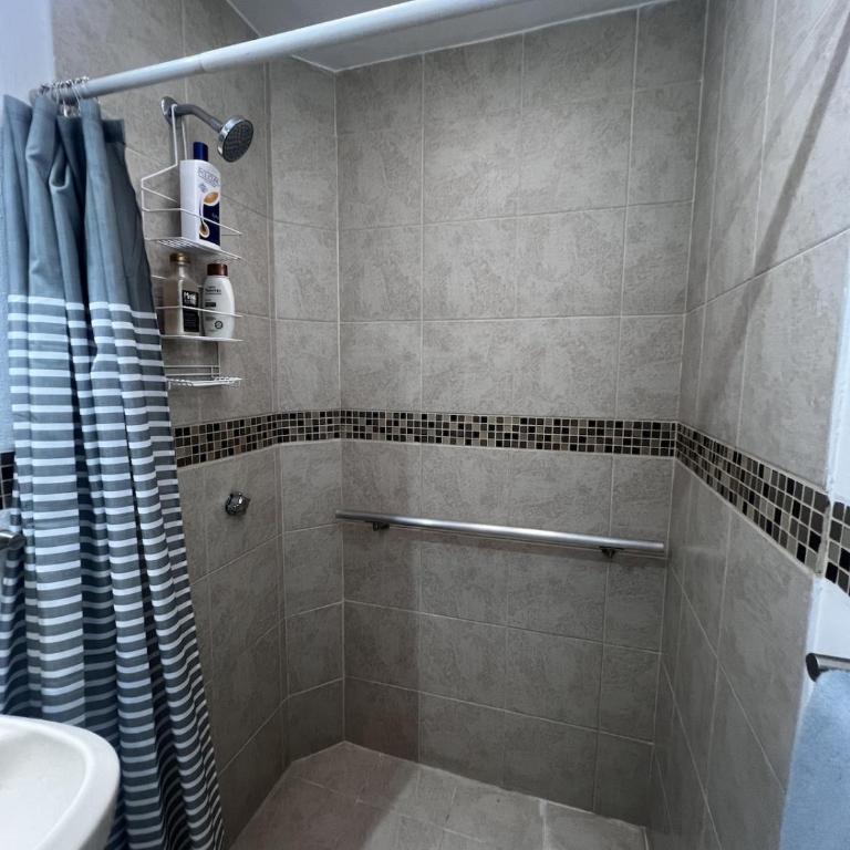 Hidden Gem - Spacious, Quiet & Elegant Home - Three-Bedroom House - 5