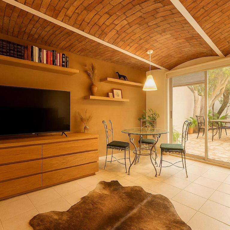 Hidden Gem - Spacious, Quiet & Elegant Home - Three-Bedroom House - 7