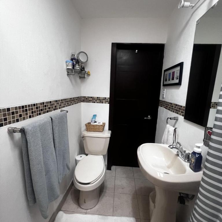 Hidden Gem - Spacious, Quiet & Elegant Home - Three-Bedroom House - 35