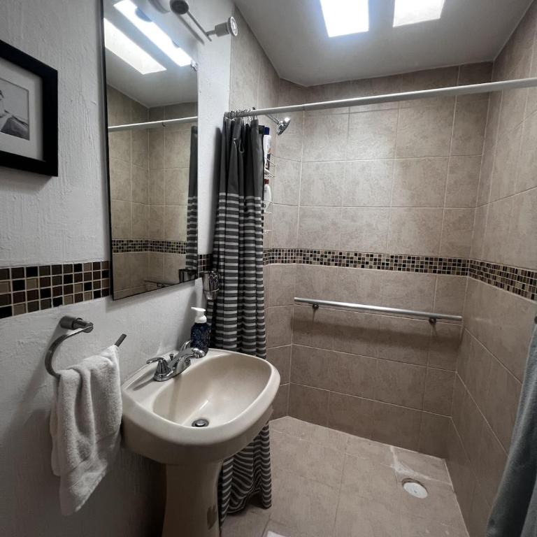 Hidden Gem - Spacious, Quiet & Elegant Home - Three-Bedroom House - 50