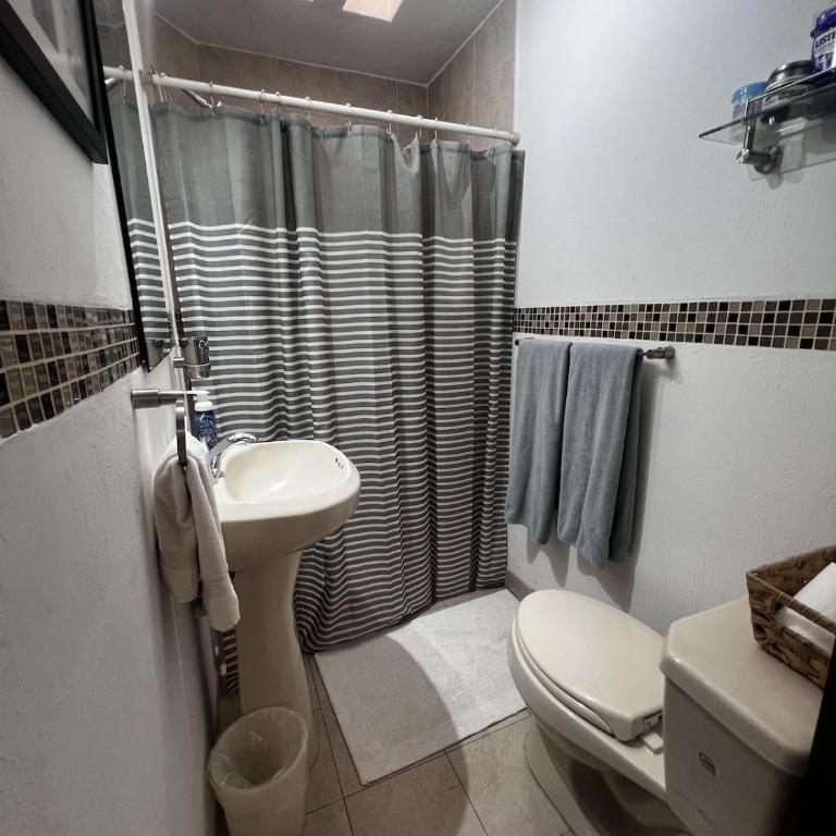 Hidden Gem - Spacious, Quiet & Elegant Home - Three-Bedroom House - 65