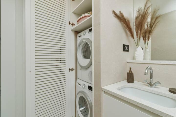 Luxurious Bohemian Residence with Pool - Apartman sa 2 Spavaće Sobe, Terasom i Pogledom na More - 14