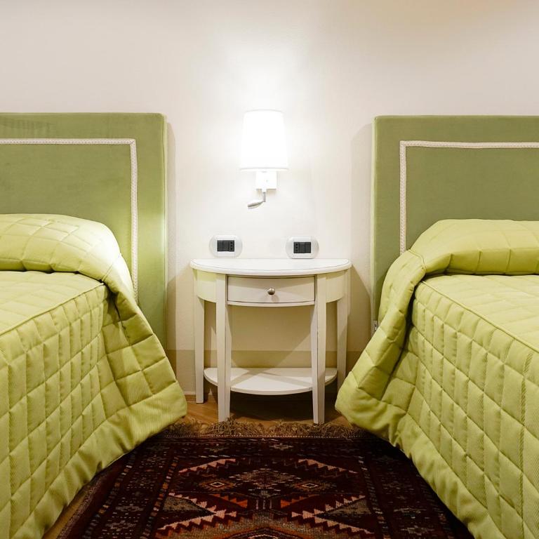 Casa Isolani Guest House Piazza Maggiore 1 - Camera Doppia con Letti Singoli con Vista Città - 3