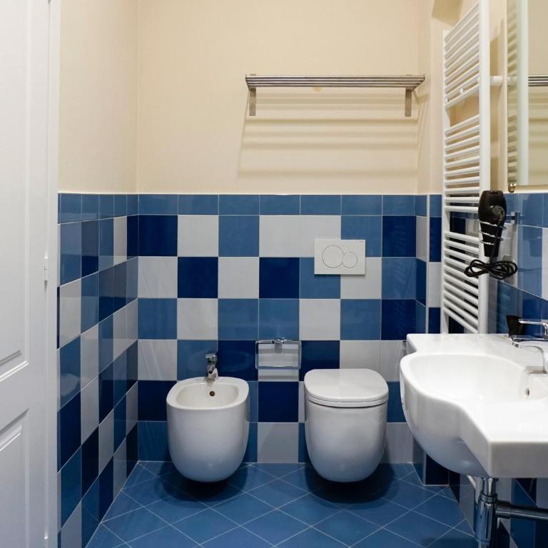 Casa Isolani Guest House Piazza Maggiore 1 - Camera Doppia con Letti Singoli con Vista Città - 5