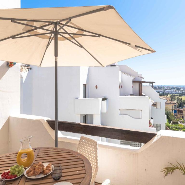 4min stroll to Restaurants and Mini market, 15min drive to Fuengirola beach - Apartamento de 3 dormitorios con vistas al mar - 2