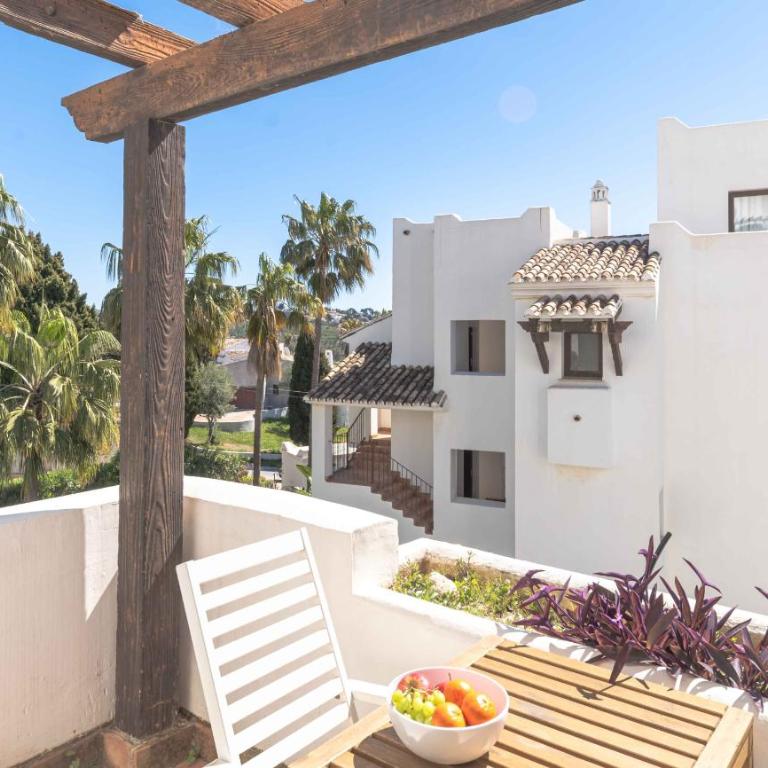 4min stroll to Restaurants and Mini market, 15min drive to Fuengirola beach - Apartamento de 3 dormitorios con vistas al mar - 3