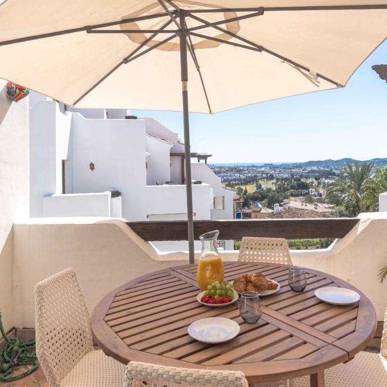 4min stroll to Restaurants and Mini market, 15min drive to Fuengirola beach - Apartamento de 3 dormitorios con vistas al mar - 4