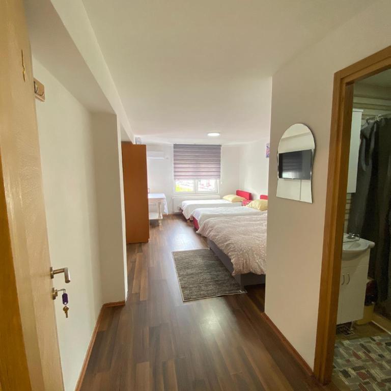 Otoka Hostel - Dvokrevetna Soba sa Bračnim Krevetom i Sopstvenim Kupatilom - 3