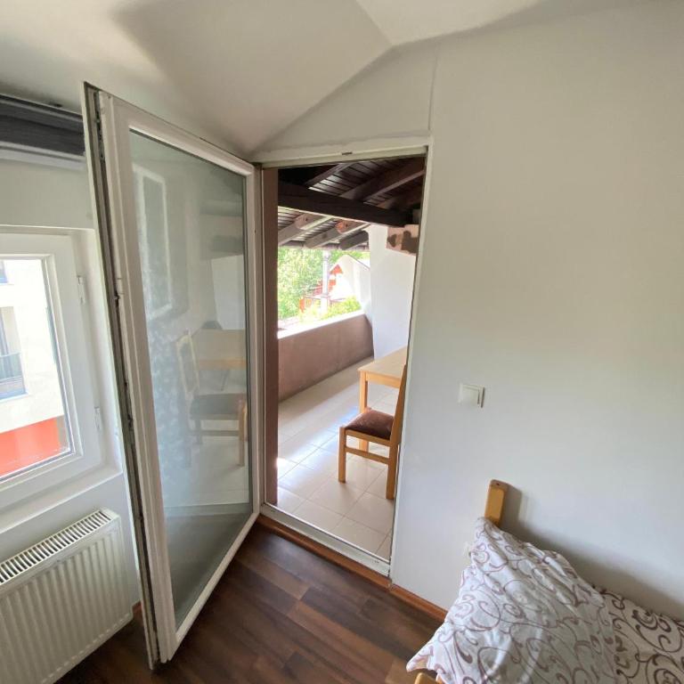 Otoka Hostel - Dvokrevetna Soba sa Bračnim Krevetom i Zajedničkim Kupatilom - 2