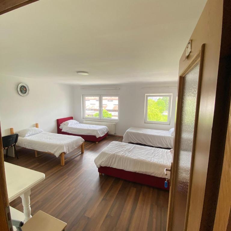 Otoka Hostel - Porodična Soba sa Zajedničkim Kupatilom - 4