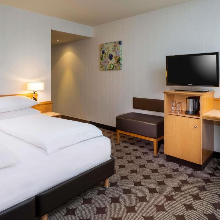 Mövenpick Hotel Nürnberg Airport - Superior Zimmer mit Kingsize-Bett - 4