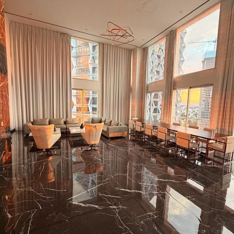 Luxury PH, Country Club, Private Elevator & View - Three-Bedroom Apartment - 1
