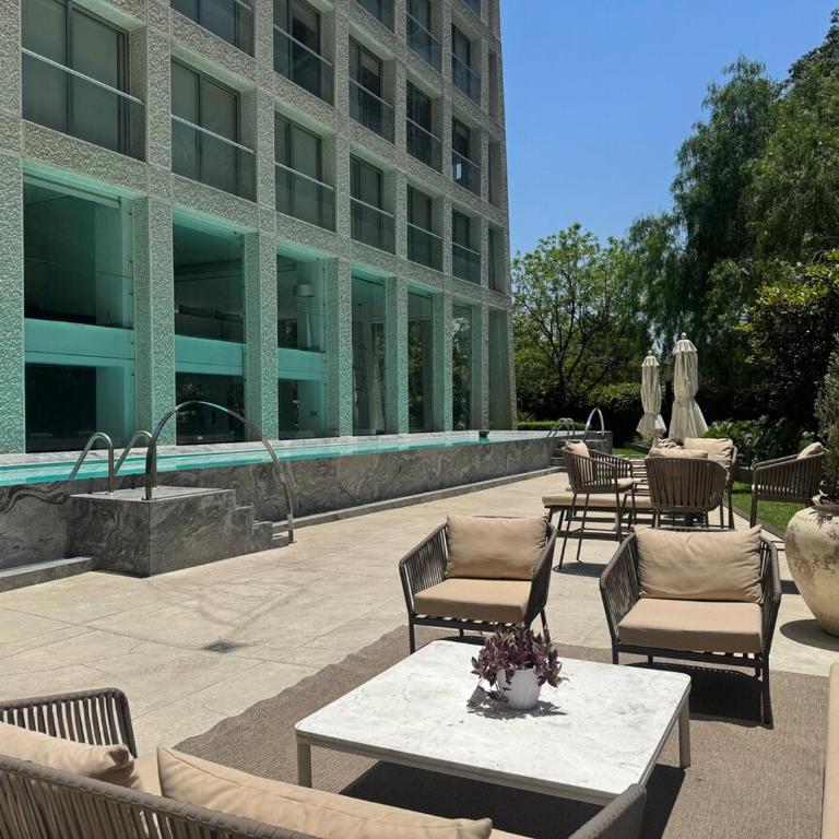 Luxury PH, Country Club, Private Elevator & View - Three-Bedroom Apartment - 2