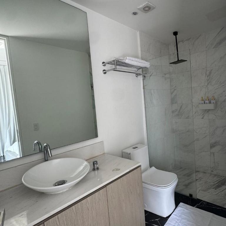 Luxury PH, Country Club, Private Elevator & View - Three-Bedroom Apartment - 3