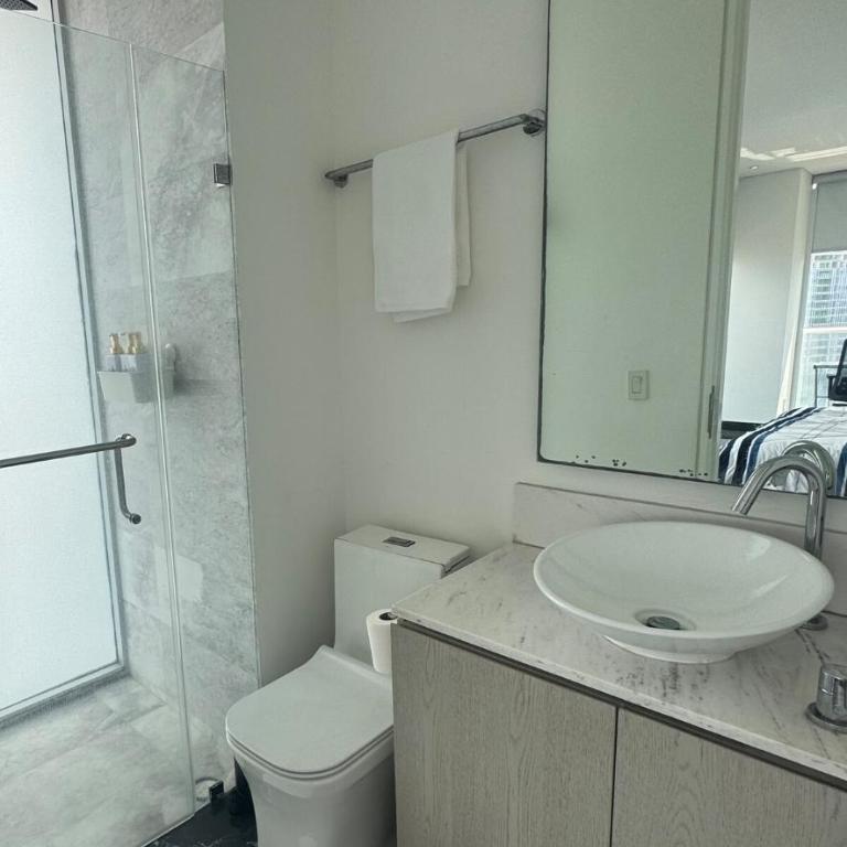 Luxury PH, Country Club, Private Elevator & View - Three-Bedroom Apartment - 9