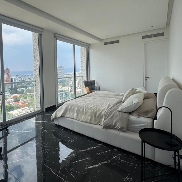 Luxury PH, Country Club, Private Elevator & View - Three-Bedroom Apartment - 12