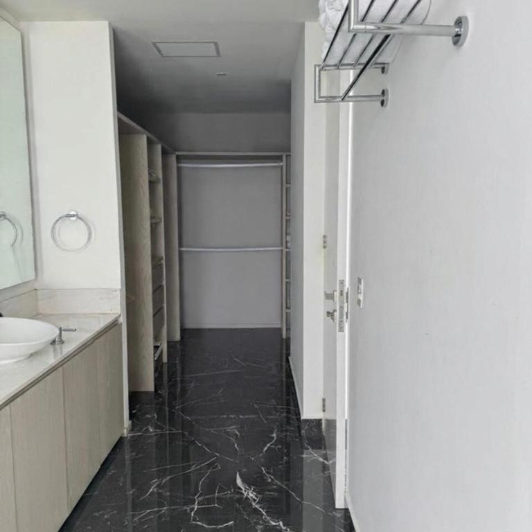 Luxury PH, Country Club, Private Elevator & View - Three-Bedroom Apartment - 13