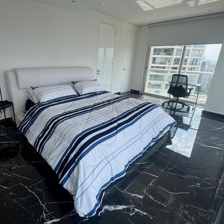 Luxury PH, Country Club, Private Elevator & View - Three-Bedroom Apartment - 16