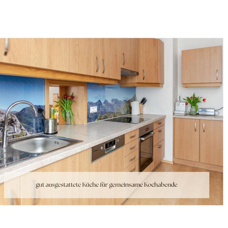 Ferienhaus Alpenblick, ganzes Ferienhaus, 5 Zi, 4 Bäder, gratis Parkplatz, Sonnenterrasse - Haus mit 5 Schlafzimmern - 4