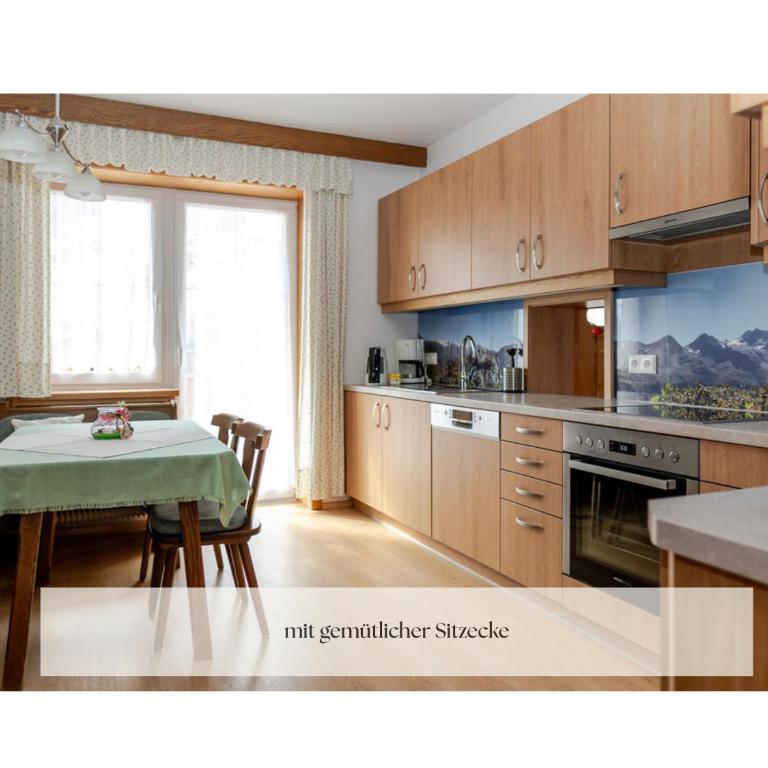 Ferienhaus Alpenblick, ganzes Ferienhaus, 5 Zi, 4 Bäder, gratis Parkplatz, Sonnenterrasse - Haus mit 5 Schlafzimmern - 5