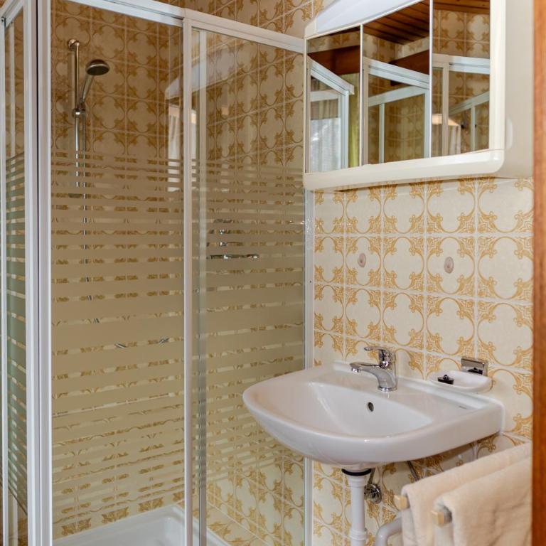 Ferienhaus Alpenblick, ganzes Ferienhaus, 5 Zi, 4 Bäder, gratis Parkplatz, Sonnenterrasse - Haus mit 5 Schlafzimmern - 18