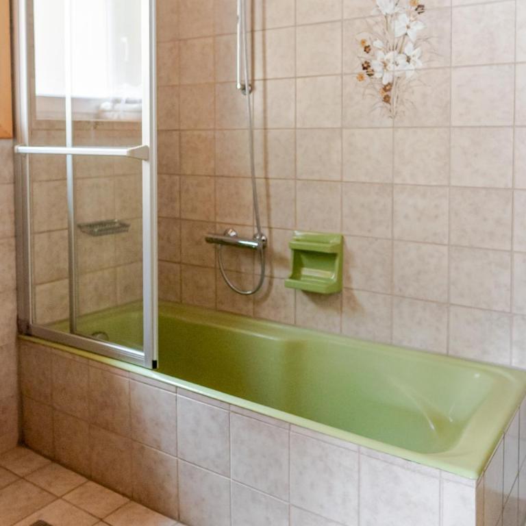 Ferienhaus Alpenblick, ganzes Ferienhaus, 5 Zi, 4 Bäder, gratis Parkplatz, Sonnenterrasse - Haus mit 5 Schlafzimmern - 13