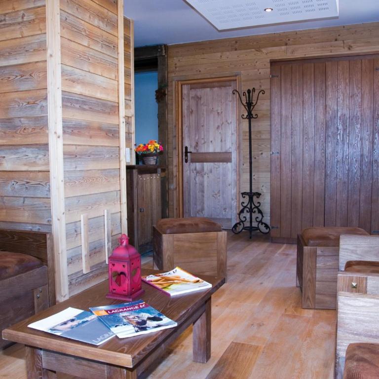 Spacious Mountain Apartment for 8 - Two-Bedroom Apartment - 12