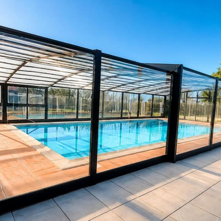 Maison familiale renovée proche des plages avec plusieurs piscines dont une couverte chauffée parking, wifi, plancha - Maison 3 Chambres - 3