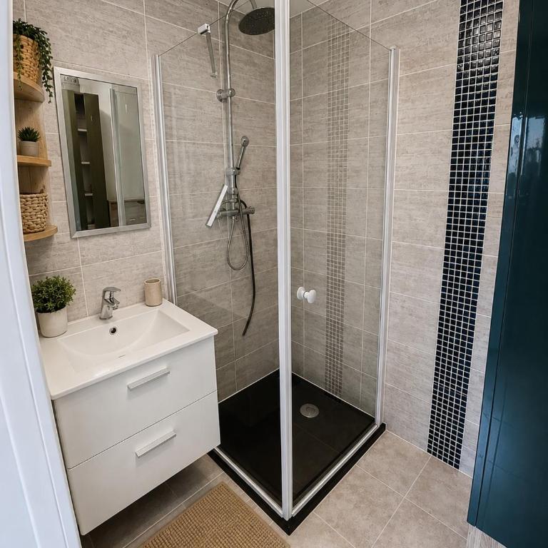 Maison familiale renovée proche des plages avec plusieurs piscines dont une couverte chauffée parking, wifi, plancha - Maison 3 Chambres - 9