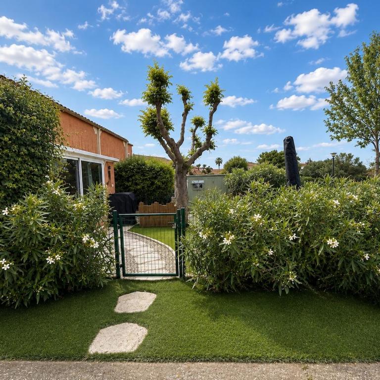 Maison familiale renovée proche des plages avec plusieurs piscines dont une couverte chauffée parking, wifi, plancha - Maison 3 Chambres - 12