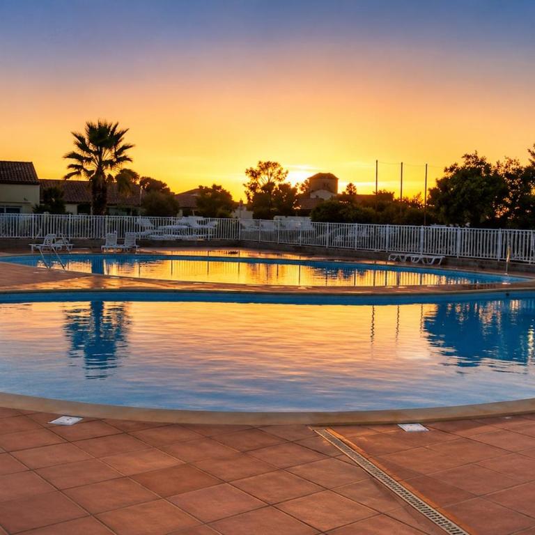 Maison familiale renovée proche des plages avec plusieurs piscines dont une couverte chauffée parking, wifi, plancha - Maison 3 Chambres - 23