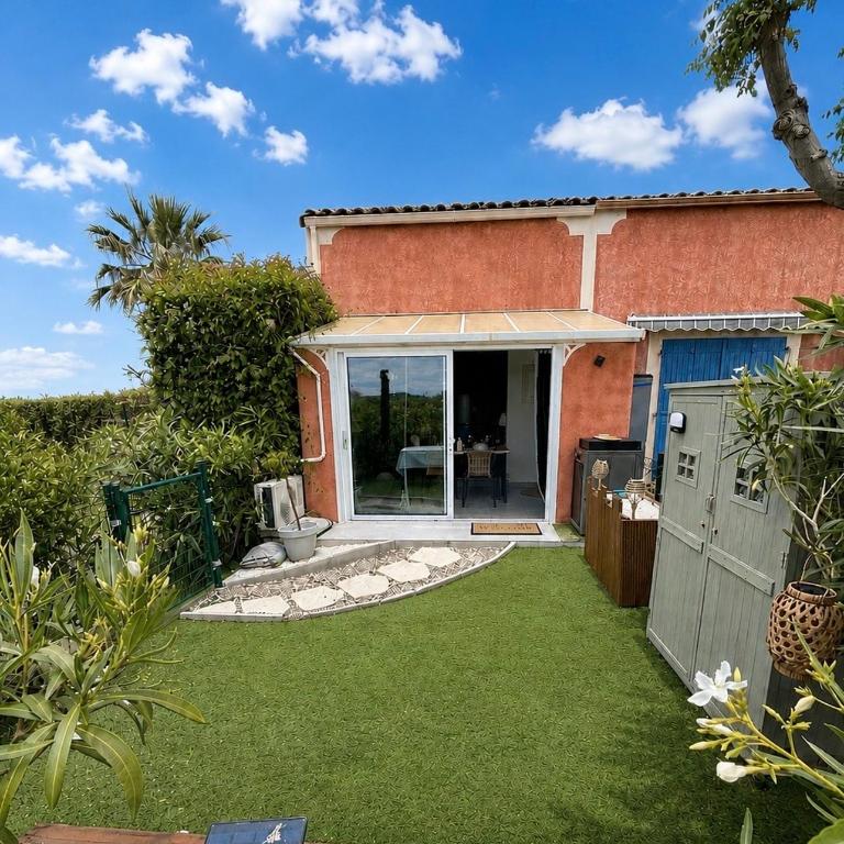 Maison familiale renovée proche des plages avec plusieurs piscines dont une couverte chauffée parking, wifi, plancha - Maison 3 Chambres - 25