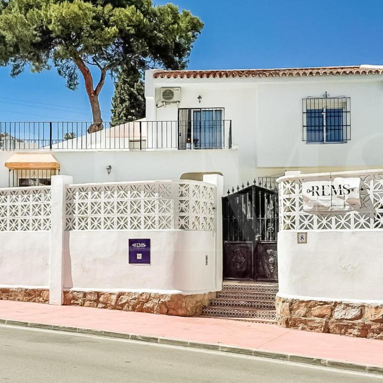 Relaxing Villa with Pool, Garden & Parking REMS - Villa - 20