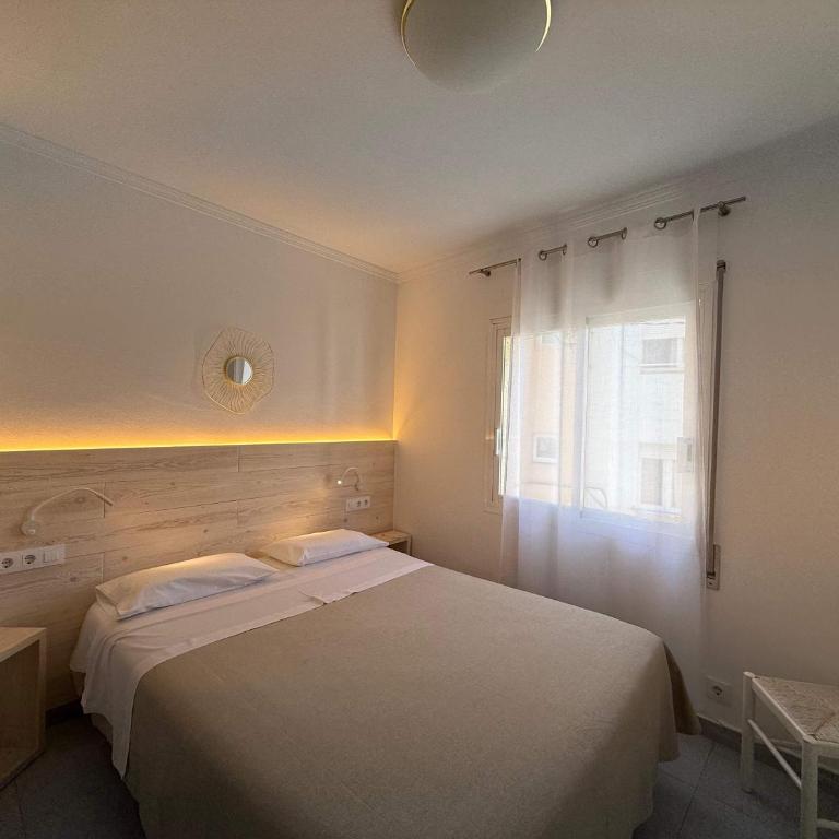 Hostal ROM Familiar - Apartamento de 2 dormitorios con balcón - 5