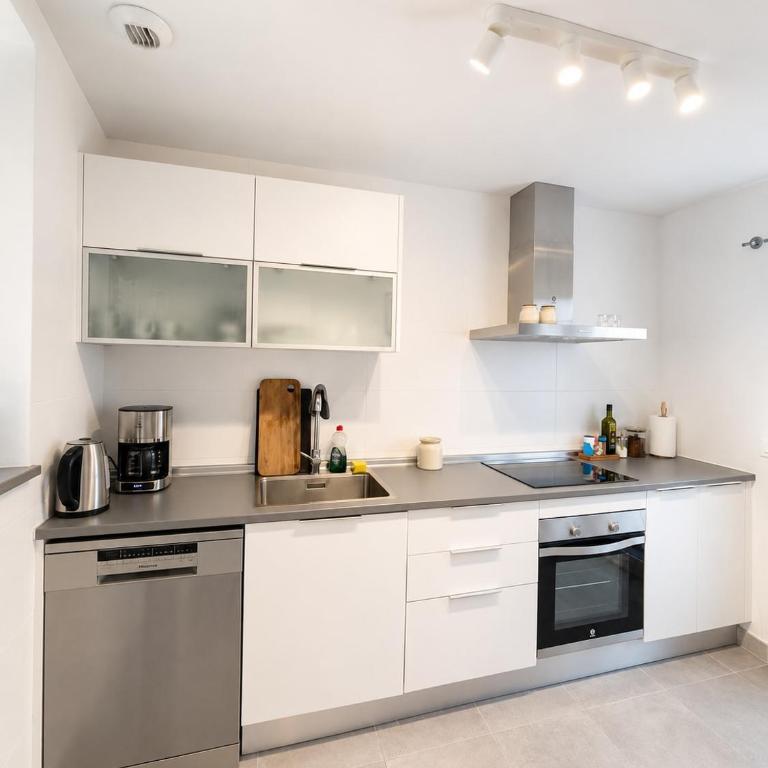 Modern 2Bed Estepona Apartment with Pool & Terrace - Apartamento de 2 dormitorios - 4